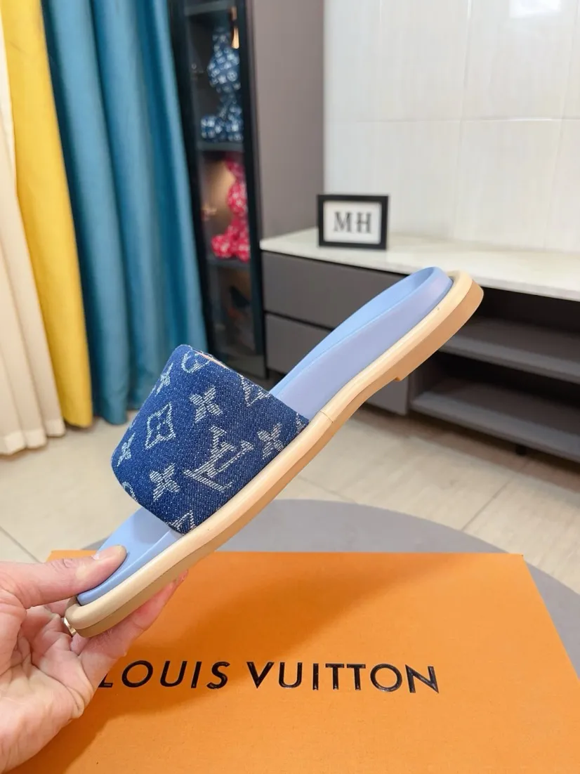 Ex-factory price 360🌹🌹 (lv-Louis Vuitton) New men's slippers, high-end boutique, exquisite embossed logo decoration on the upper, fine workmanship, super soft soles, casual, loose and comfortable, a must-have in summer! \nsize：38-44